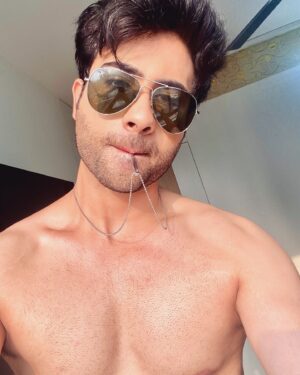Lakshya Handa Instagram - Sun-kissed and feeling pun-tastic. ☀️ 🌞 😜 
Abki baar 50 degree paar … 😰 😥 🥵 
#heatwave #hotweather #postoftheday #selfie