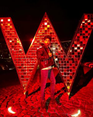Lakshya Handa Instagram - 17 saal pehle suna tha bade W ke neeche 10 Kalol rupay hai , wahi lene aaya hu 
Kis kis ko chahiye 10 kalol ? 💰 💴 💵  #dhamaal 
#wgoa #goa #lookoftheday #lights #jackets #style