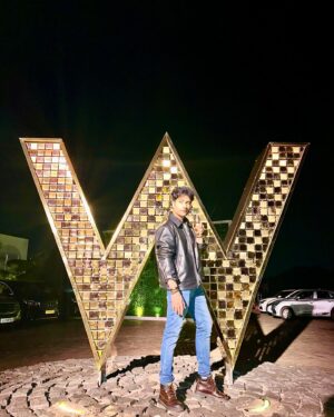 Lakshya Handa Instagram - 17 saal pehle suna tha bade W ke neeche 10 Kalol rupay hai , wahi lene aaya hu 
Kis kis ko chahiye 10 kalol ? 💰 💴 💵  #dhamaal 
#wgoa #goa #lookoftheday #lights #jackets #style