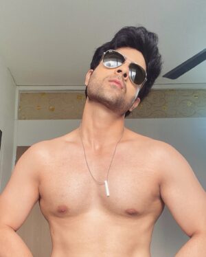 Lakshya Handa Instagram - Sun-kissed and feeling pun-tastic. ☀️ 🌞 😜 
Abki baar 50 degree paar … 😰 😥 🥵 
#heatwave #hotweather #postoftheday #selfie