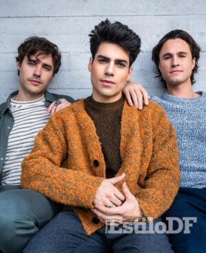 Lalo Brito Instagram - Hoy es viernes de #EstiloDFWeekend en portada tenemos a nuestros Reyes con Estilo.

@lalobrito , @michaelronda y @jorgeblanco , protagonistas de la exitosa serie “Papás por encargo”, celebran con nosotros la llegada de Melchor, Gaspar y Baltasar y nos comparte cómo les fue con sus regalos de la infancia.

📍 @gardelamx