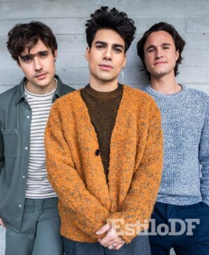 Lalo Brito Instagram - Hoy es viernes de #EstiloDFWeekend en portada tenemos a nuestros Reyes con Estilo.

@lalobrito , @michaelronda y @jorgeblanco , protagonistas de la exitosa serie “Papás por encargo”, celebran con nosotros la llegada de Melchor, Gaspar y Baltasar y nos comparte cómo les fue con sus regalos de la infancia.

📍 @gardelamx