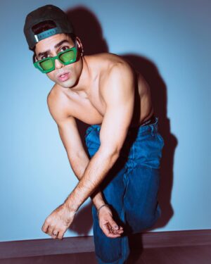 Lalo Brito Instagram - Portada alternativa de mi single “Sólo Tú” ¿Cuál es tu fav? 

Pick 📸 @aaronsnaiderman teamobai!