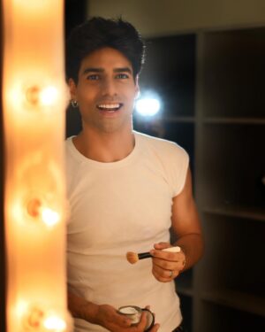 Lalo Brito Instagram - ¡Pero qué guapo querido @lalobrito! 😮‍💨🤌🏻❤️‍🔥 Tan sonriente como siempre 🤩🙌🏻✨

#2000sBackstage 🫣💫