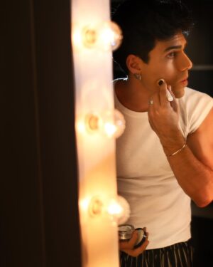 Lalo Brito Instagram - ¡Pero qué guapo querido @lalobrito! 😮‍💨🤌🏻❤️‍🔥 Tan sonriente como siempre 🤩🙌🏻✨

#2000sBackstage 🫣💫