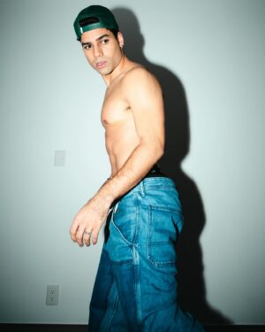 Lalo Brito Instagram - Portada alternativa de mi single “Sólo Tú” ¿Cuál es tu fav? 

Pick 📸 @aaronsnaiderman teamobai!