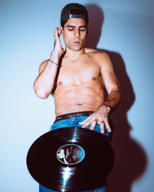 Lalo Brito Instagram - Portada alternativa de mi single “Sólo Tú” ¿Cuál es tu fav? 

Pick 📸 @aaronsnaiderman teamobai!