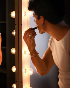 Lalo Brito Instagram - ¡Pero qué guapo querido @lalobrito! 😮‍💨🤌🏻❤️‍🔥 Tan sonriente como siempre 🤩🙌🏻✨

#2000sBackstage 🫣💫