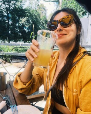 Lara Rodrigues Instagram - A delicada arte de fazer micheladas com os limões que a vida dá! Tim Tim😎✌️🍻