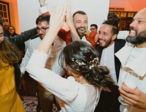 Lara Rodrigues Instagram - Viver é de fato uma festa! E, no meu ano que passou, essa festa foi algo do tipo “farofa da GKay”, rs .Teve de um tudo no esquema só acredito vendo - eu vi, vivi e quando olho pra trás ainda não acredito!  Fiz um cronograma pra 36 hrs que não caberiam em 15 dias dia sim dia também. 365 dias do ano. Senti frio na barriga, medo, mergulhei de peito aberto no escuro e dei passos esperando que o universo botasse o chão. E ele botou. 
Fiz tanta, tanta, coisa pela primeira vez! Realizei sonhos, viajei, mergulhei no mar, na cachoeira, em mim.. Casei com o amor da minha vida numa cerimônia digna de filme  e uma festa pra ficar na memória. Troquei alianças ao som de Careless Whisper . Fiz a vida caber em 6 malas e botei todo mundo num avião pra descobrir o novo, entrei na faculdade, terminei o primeiro período, escrevi e filmei 2 curtas, dei muita risada no processo. Trabalhei muito.  Tive ainda mais certeza de que quem tem amigos, de fato, tem tudo. E que quando há amor, sempre dá pé. Pulei 2 carnavais. 
Ganhei de presente de aniversário (ano passado e todos anos) o melhor, mais risonho, sem vergonha e encantador presente do mundo. 
Ri, chorei, brindei, brinquei, cantei música inventada de manhã, levei meus cachorros pra ver a neve e rasguei o peito pra toda e qualquer certeza que eu um dia tive. Tudo muda o tempo todo e como é incrível poder mudar também. E crescer. Vem que vem 32! Tamo aê 🤘✨🍷💅