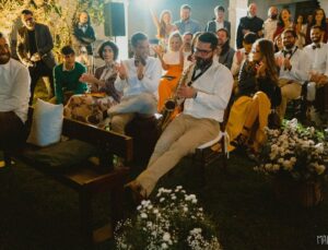 Lara Rodrigues Instagram - Viver é de fato uma festa! E, no meu ano que passou, essa festa foi algo do tipo “farofa da GKay”, rs .Teve de um tudo no esquema só acredito vendo - eu vi, vivi e quando olho pra trás ainda não acredito!  Fiz um cronograma pra 36 hrs que não caberiam em 15 dias dia sim dia também. 365 dias do ano. Senti frio na barriga, medo, mergulhei de peito aberto no escuro e dei passos esperando que o universo botasse o chão. E ele botou. 
Fiz tanta, tanta, coisa pela primeira vez! Realizei sonhos, viajei, mergulhei no mar, na cachoeira, em mim.. Casei com o amor da minha vida numa cerimônia digna de filme  e uma festa pra ficar na memória. Troquei alianças ao som de Careless Whisper . Fiz a vida caber em 6 malas e botei todo mundo num avião pra descobrir o novo, entrei na faculdade, terminei o primeiro período, escrevi e filmei 2 curtas, dei muita risada no processo. Trabalhei muito.  Tive ainda mais certeza de que quem tem amigos, de fato, tem tudo. E que quando há amor, sempre dá pé. Pulei 2 carnavais. 
Ganhei de presente de aniversário (ano passado e todos anos) o melhor, mais risonho, sem vergonha e encantador presente do mundo. 
Ri, chorei, brindei, brinquei, cantei música inventada de manhã, levei meus cachorros pra ver a neve e rasguei o peito pra toda e qualquer certeza que eu um dia tive. Tudo muda o tempo todo e como é incrível poder mudar também. E crescer. Vem que vem 32! Tamo aê 🤘✨🍷💅