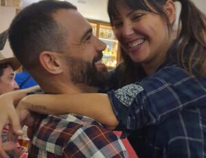 Lara Rodrigues Instagram - Viver é de fato uma festa! E, no meu ano que passou, essa festa foi algo do tipo “farofa da GKay”, rs .Teve de um tudo no esquema só acredito vendo - eu vi, vivi e quando olho pra trás ainda não acredito!  Fiz um cronograma pra 36 hrs que não caberiam em 15 dias dia sim dia também. 365 dias do ano. Senti frio na barriga, medo, mergulhei de peito aberto no escuro e dei passos esperando que o universo botasse o chão. E ele botou. 
Fiz tanta, tanta, coisa pela primeira vez! Realizei sonhos, viajei, mergulhei no mar, na cachoeira, em mim.. Casei com o amor da minha vida numa cerimônia digna de filme  e uma festa pra ficar na memória. Troquei alianças ao som de Careless Whisper . Fiz a vida caber em 6 malas e botei todo mundo num avião pra descobrir o novo, entrei na faculdade, terminei o primeiro período, escrevi e filmei 2 curtas, dei muita risada no processo. Trabalhei muito.  Tive ainda mais certeza de que quem tem amigos, de fato, tem tudo. E que quando há amor, sempre dá pé. Pulei 2 carnavais. 
Ganhei de presente de aniversário (ano passado e todos anos) o melhor, mais risonho, sem vergonha e encantador presente do mundo. 
Ri, chorei, brindei, brinquei, cantei música inventada de manhã, levei meus cachorros pra ver a neve e rasguei o peito pra toda e qualquer certeza que eu um dia tive. Tudo muda o tempo todo e como é incrível poder mudar também. E crescer. Vem que vem 32! Tamo aê 🤘✨🍷💅