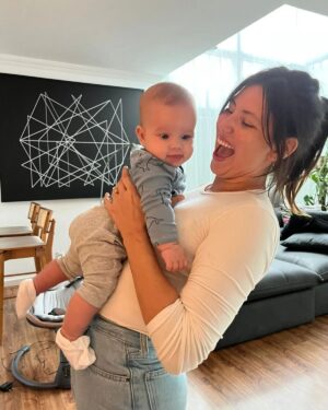 Lara Rodrigues Instagram - Você já era muito amada quando era só uma ideia. Um plano distante que eu e sua mãe desenhamos, sonhamos e rimos juntas imaginando cada detalhezinho muitos anos antes de você chegar.

Quando sua mãe foi me contar que você  estava a caminho, ela não conseguiu. Rs
Bastou eu olhar pra ela por 2 segundos e eu já  sabia que você estava ali! Que seríamos 3! Eu não cabia em mim de tanta felicidade (e vinho!).

Nos 9 meses que você estava na barriga, eu e sua mãe dividimos ansiedades, alegrias, risadas infinitas e vibramos juntas  todas as vezes que você virava uma fruta diferente...rs  Como foi divertido acompanhar você desenvolvendo cada ossinho, cada dedinho, o nariz - graças a deus! rsss .

Até que você chegou! E quis o destino que você viesse pra esse mundão no dia do meu aniversário, que parece que sempre foi nosso. Nesse dia, a dinda estava comemorando o aniversário numa baratona em Madrid. E quando seu pai me avisou que você tinha chegado, eu abri um berreiro. Chorei no meio do bar uma alegria sem tamanho e tiramos fotos juntas em todos os bares que fui naquela noite. 

Você, Malu, é o maior presente que a vida e a sua mãe  poderiam me dar.  Te ver crescer, se desenvolver, aprender coisas novas tem sido uma das coisas mais lindas que eu já vi! 

Você é perfeita. E eu mal posso esperar por tudo que ainda vamos viver juntas!

Sua dinda é completamente apaixonada por você. 

E a sua mãe... bom.. ela é a minha melhor amiga. 

Amo vocês com todo o meu coração.