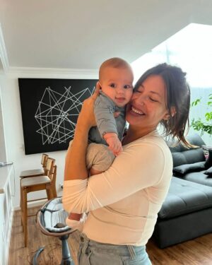 Lara Rodrigues Instagram - Você já era muito amada quando era só uma ideia. Um plano distante que eu e sua mãe desenhamos, sonhamos e rimos juntas imaginando cada detalhezinho muitos anos antes de você chegar.

Quando sua mãe foi me contar que você  estava a caminho, ela não conseguiu. Rs
Bastou eu olhar pra ela por 2 segundos e eu já  sabia que você estava ali! Que seríamos 3! Eu não cabia em mim de tanta felicidade (e vinho!).

Nos 9 meses que você estava na barriga, eu e sua mãe dividimos ansiedades, alegrias, risadas infinitas e vibramos juntas  todas as vezes que você virava uma fruta diferente...rs  Como foi divertido acompanhar você desenvolvendo cada ossinho, cada dedinho, o nariz - graças a deus! rsss .

Até que você chegou! E quis o destino que você viesse pra esse mundão no dia do meu aniversário, que parece que sempre foi nosso. Nesse dia, a dinda estava comemorando o aniversário numa baratona em Madrid. E quando seu pai me avisou que você tinha chegado, eu abri um berreiro. Chorei no meio do bar uma alegria sem tamanho e tiramos fotos juntas em todos os bares que fui naquela noite. 

Você, Malu, é o maior presente que a vida e a sua mãe  poderiam me dar.  Te ver crescer, se desenvolver, aprender coisas novas tem sido uma das coisas mais lindas que eu já vi! 

Você é perfeita. E eu mal posso esperar por tudo que ainda vamos viver juntas!

Sua dinda é completamente apaixonada por você. 

E a sua mãe... bom.. ela é a minha melhor amiga. 

Amo vocês com todo o meu coração.
