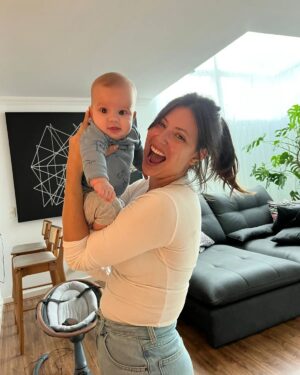 Lara Rodrigues Instagram - Você já era muito amada quando era só uma ideia. Um plano distante que eu e sua mãe desenhamos, sonhamos e rimos juntas imaginando cada detalhezinho muitos anos antes de você chegar.

Quando sua mãe foi me contar que você  estava a caminho, ela não conseguiu. Rs
Bastou eu olhar pra ela por 2 segundos e eu já  sabia que você estava ali! Que seríamos 3! Eu não cabia em mim de tanta felicidade (e vinho!).

Nos 9 meses que você estava na barriga, eu e sua mãe dividimos ansiedades, alegrias, risadas infinitas e vibramos juntas  todas as vezes que você virava uma fruta diferente...rs  Como foi divertido acompanhar você desenvolvendo cada ossinho, cada dedinho, o nariz - graças a deus! rsss .

Até que você chegou! E quis o destino que você viesse pra esse mundão no dia do meu aniversário, que parece que sempre foi nosso. Nesse dia, a dinda estava comemorando o aniversário numa baratona em Madrid. E quando seu pai me avisou que você tinha chegado, eu abri um berreiro. Chorei no meio do bar uma alegria sem tamanho e tiramos fotos juntas em todos os bares que fui naquela noite. 

Você, Malu, é o maior presente que a vida e a sua mãe  poderiam me dar.  Te ver crescer, se desenvolver, aprender coisas novas tem sido uma das coisas mais lindas que eu já vi! 

Você é perfeita. E eu mal posso esperar por tudo que ainda vamos viver juntas!

Sua dinda é completamente apaixonada por você. 

E a sua mãe... bom.. ela é a minha melhor amiga. 

Amo vocês com todo o meu coração.