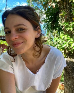 Lara Tremouroux Instagram - De tudo o que o candomblé tem me devolvido: hoje celebro tanto ter um espaço que me reconecta à minha individualidade, ainda que e justamente por viver em conjunto. Ontem @maeanavieira me falou no ouvindo enquanto me dava o colo que só uma filha de Oxum poderia me dar, que viver em comunidade é estar de pé quando o outro não pode levantar. Ela tem me ensinado o valor desse lugar verdadeiramente genuíno de troca, do fazer pelo outro, estar com o outro, dar e receber. Como ela diz, não há ebó mais eficaz do que bom caráter. Ela me mostra que botar limites é ser amoroso, amor de mãe-onça, leoa, me ensina a coragem de me posicionar, defender os meus, a força que um laço de lealdade pode ter. É tanto, tanta coisa. Pra além do amor de Orixá, da relação com o sagrado, que eu não vou nem tentar articular em palavras porque não há espaço que caiba, tem também o fazer função, o básico do básico que conecta ao momento presente: lavar louça, lavar alface, tirar as plantas secas do caminho pra que caiam outras, e de novo e de novo, varrer chão, tirar lixo, lavar mais louça, o “concreto” da coisa. Semana passada tava super ansiosa com vida y futuro e com alguns dias em casa, nesse lugar que ganhei pra cuidar e me cuidar, pra dividir, lembrei que o caminho de volta pra si pode ser mais simples. Atotô ❤️