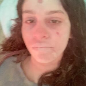 Lara Tremouroux Instagram - Ainda não tinha postado foto/vídeo caracterizada de ~morta rs por motivos de spoiler, masss é no primeiro episódio ;) vai achando que “Últimas Férias” é só jovem bebendo y dançando y se pegando. É também kkkk mas o mistério da morte da Malu segue até o último episódio ❤️ assiste lá!, só no @starplusbr. Caracterização gênia de @madefreitas, direção do meu parceiríssimo @danidixolieff