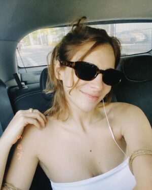 Lara Tremouroux Instagram - segunnnnnnda com restos do fim de semana