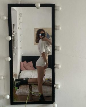 Lara Tremouroux Instagram - segunnnnnnda com restos do fim de semana