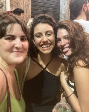 Lara Tremouroux Instagram - esse ano uma tendinite justo no pézin, só me restou um dia de folia sem muitos pulos rs, então segue registros do carnaval passado com meus de fé ❤️