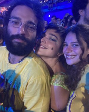 Lara Tremouroux Instagram - esse ano uma tendinite justo no pézin, só me restou um dia de folia sem muitos pulos rs, então segue registros do carnaval passado com meus de fé ❤️