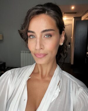 Lara Wolf Instagram - Thank you 💄@simonabravini.makeup and 🎀@angelonitania and @fabriziohairteam 💜 #hairstylist #makeupartist #brilliant !! thank you @revlon 🖤🚀 @romacinemafest