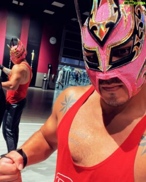 Laredo Kid Instagram - “Todo en esta vida es temporal: las emociones, los pensamientos, las posesiones materiales, la gente, los escenarios, los estatus, la riqueza.
No te apegues a lo temporal, vive bien, feliz y deja vivir a los demás.
Fluye con la vida.” 
..
#buyazze #oscuridad #garlogarra #life #fitnessmotivation #love