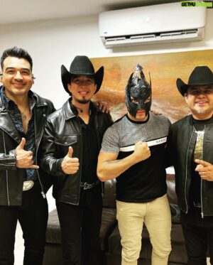 Laredo Kid Instagram - Gran convivencia con mis amigos de @thegroupduelo ,Felícidades por sus 2 sold out en @arenamtyoficial que sigan los éxitos 🙏🏻🙌🏼 gracias a @promocionessalinas Mike y a la lucha libre por darme nuevas y buenas amistades..
@eltorodelatambora @dimaslopez.jr @yosoyoscarivantrevino @davidcalerogarcia @dvd_badillo @soygeorgerdz 
..
#buyazze #oscuridad #nadapuededetenerme #elaguiladelriobravo #garlogarra  #Duelo
