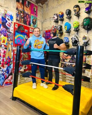 Laredo Kid Instagram - Gracias experiencia con mi amigo @rubensolislabra el conocer su gran colección de lucha libre y la tienda de @josefina_byverosolis de su hermana @vero_solis  muy buenas colecciones e increíbles instalaciones gracias por la atención espero regresar pronto 🙌🏼
..
..
#buyazze #garlogarra #oscuridad #eláguiladelríobravo🦅 #NadaPuedeDetenerme
#moda  #luchalibremexicana #wrestling #modafashion #modafeminina #modamasculina