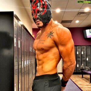 Laredo Kid Instagram - “La vida es corta:
Rompe reglas, perdona rápido, besa despacio, ama de verdad, ríe duro y nunca te arrepientas de algo que te hizo feliz.”

#oscuridad #buyazze #garlogarra #eláguiladelríobravo🦅 #NadaPuedeDetenerme