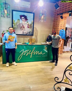 Laredo Kid Instagram - Gracias experiencia con mi amigo @rubensolislabra el conocer su gran colección de lucha libre y la tienda de @josefina_byverosolis de su hermana @vero_solis  muy buenas colecciones e increíbles instalaciones gracias por la atención espero regresar pronto 🙌🏼
..
..
#buyazze #garlogarra #oscuridad #eláguiladelríobravo🦅 #NadaPuedeDetenerme
#moda  #luchalibremexicana #wrestling #modafashion #modafeminina #modamasculina