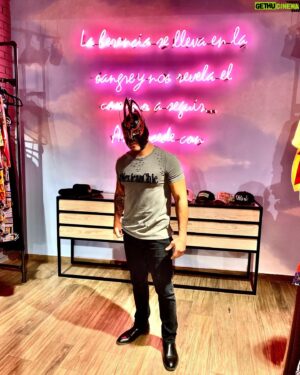 Laredo Kid Instagram - Gracias experiencia con mi amigo @rubensolislabra el conocer su gran colección de lucha libre y la tienda de @josefina_byverosolis de su hermana @vero_solis  muy buenas colecciones e increíbles instalaciones gracias por la atención espero regresar pronto 🙌🏼
..
..
#buyazze #garlogarra #oscuridad #eláguiladelríobravo🦅 #NadaPuedeDetenerme
#moda  #luchalibremexicana #wrestling #modafashion #modafeminina #modamasculina