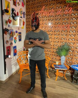 Laredo Kid Instagram - Gracias experiencia con mi amigo @rubensolislabra el conocer su gran colección de lucha libre y la tienda de @josefina_byverosolis de su hermana @vero_solis  muy buenas colecciones e increíbles instalaciones gracias por la atención espero regresar pronto 🙌🏼
..
..
#buyazze #garlogarra #oscuridad #eláguiladelríobravo🦅 #NadaPuedeDetenerme
#moda  #luchalibremexicana #wrestling #modafashion #modafeminina #modamasculina