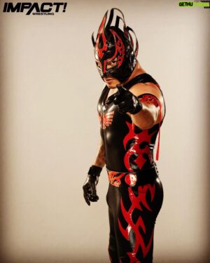 Laredo Kid Instagram - "Al final de tu vida solo tres cosas importan: lo mucho que amaste, lo bondadoso que fuiste y la facilidad con que dejaste ir lo que no era para ti'.🙌🏼
..
..
Crédito foto : @beezzzzy 
#NadaPuedeDetenerme #buyazze #eláguiladelríobravo🦅 #oscuridad #GarloGarra