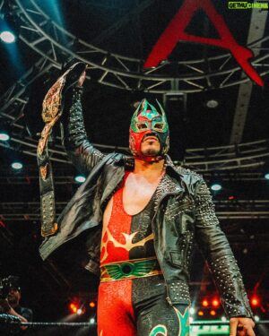 Laredo Kid Instagram - Gratitud

Gracias por los planes que han cambiado en mi vida, gracias por las respuestas no esperadas, 
gracias por los días de dolor, 
gracias por los momentos de frustración, 
gracias por las pruebas en el camino,
gracias por todo lo vivido, lo bueno y lo no tan bueno.
Gracias porque cada experiencia, me ha enseñado, me ha hecho más fuerte, me han demostrado de lo que soy capaz y me permiten vivir agradecido aquí y ahora viviendo con pasión el presente.

@hogwrestling  crédito foto : @iamdannydarko 
#buyazze #Garlo #Oscuridad #NadaPuedeDetenerme