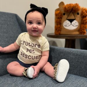 Larissa Wohl Instagram - I mean, did you expect anything less????
#futurepetrescuer 🐶 🐱 🐢 🦜 🐰 Thank you @jollyyy_rancherzzz for this amazing onesie ❤️
•
•
•
#mom #mama #momlife #mommy #momnashville #larissawohl #baby #babygirl #mybaby #mybabygirl #girlmom #daughterlove #daughter #emma #emmaelizabeth #workingmom #favoritejob #nashbabies #nashvillebaby #larissa #momhood #8monthsold#8months #eightmonthsold #larissawohl #stopgrowing #stoptime #lizziegirl #petrescue
