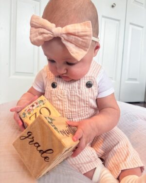 Larissa Wohl Instagram - Today marks 6 months with this silly little goose 🪿 

(if you’re looking for me, I’ll be sobbing in the corner 😫) 

This last month has been one of the most exciting as baby Emma is learning and changing so much! She’s started sitting on her own, attempting to eat real food, sleeping better, talking and giggling up a storm 🩷 She lights up my life and I am so lucky she’s my Bebe! I love you sweet girl. Now please stop time darn it!
•
•
•
#mom #mama #momlife #mommy #momnashville #larissawohl #baby #babygirl #mybaby #mybabygirl #girlmom #daughterlove #daughter #emma #emmaelizabeth #workingmom #favoritejob #nashbabies #nashvillebaby #larissa #momhood #6months #6monthsold #sixmonthsold #halfbday #halfbirthday #larissawohl #stopgrowing #stoptime #lizziegirl