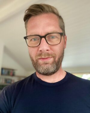 Lasse Rimmer Instagram - Sådan her ville jeg illustrere alle mine opslag på Facebook, hvis jeg var politiker. Krig i Ukraine? Selfie. Klimamålsætninger? Selfie. “Andre politikere fører idiotisk politik”? Hundrede procent selfie!