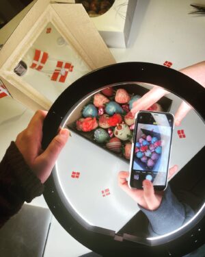 Lasse Rimmer Instagram - Min yngste bliver 14 i dag. Hedvig er den fineste teenager: Generøs, klog, kreativ, betænksom og meget sjovere end sin far. Hun er også SoMe-klog nok til at sky spotlyset, så jeg undgår omhyggeligt at poste fotos af hende. I stedet for et foto af fødselaren får I lige et insta-inception-øjeblik: Datter og bonusmor arbejder sammen om at dokumentere desserten. Det er fandme næsten et familiefirma, de to har kørende. ❤️