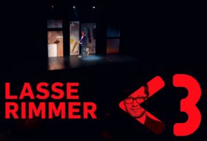 Lasse Rimmer Instagram - Jeg har truffet en frisk beslutning og lagt mit seneste solowhow, “Færre End Tre”, på Youtube, så det kan ses helt gratis fra nu og indtil videre uden bagkant. Det ligger på min kanal, der sjovt nok bærer mit navn, og i et døgn kan du finde et direkte link i mine stories. Husk at like og subscribe og hvad de unge ellers siger.