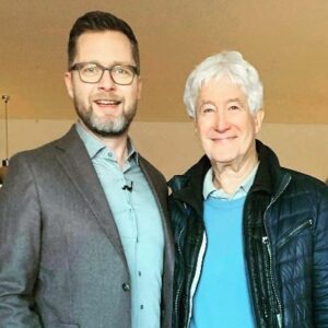 Lasse Rimmer Instagram - Sjældent har en forbryder været så glad for at møde sit offer. Da jeg var seks, fandt jeg et kassettebånd i mine forældres samling. “Eddie Skoller - En Aften på Strøghusteatret”. Og det tryllebandt mig at høre jokes og sange fremført af en underholder, der havde publikum lige, hvor han ville have dem… selv om jeg højst forstod en femtedel af pointerne. Jeg lærte det show udenad og så mig aldrig tilbage. I løbet af de næste fem-seks år føjede jeg især Klyderne, Linie 3 og Tommy Kenter til heltegalleriet af sjove, danske mennesker. Men det begyndte med Eddie og en helt ulovlig piratkopi af hans show. Han har på en måde hele mit arbejdsliv på samvittigheden. Og i dag fik jeg chancen for at møde manden selv for bare anden gang i mit liv. Denne gang tog jeg mig sammen til at bede om et selfie. Og den elskværdigste mand i dansk showbiz stillede tålmodigt op og tilgav storsindet pirateriet Tak for både det første og det sidste, Eddie Skoller. I ved godt, hvad tyskerne siger om franskmændene, ikke? Warum sagen sie immer “et toi?”!? Es heisst doch “Futteral”!