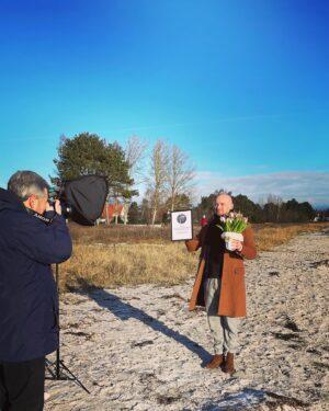 Lasse Rimmer Instagram - Det eneste, Mark ikke er tilfreds med her, er, at han har solen lige i øjnene. Men ellers er han kisteglad. Det er jeg også, dels fordi jeg lige har stået præcis samme sted med solen direkte i pupillerne, og nu er det overstået, dels på grund af anledningen. Billedbladets TV-Guld til “Stormester”! Og det er altså en af den slags priser, som skyldes seernes stemmer. Så tak, tak, ekstra tak for det! Nå jo, Mark er i øvrigt på turné til efteråret. “Heldig” hedder showet. Han bliver glad, hvis I ser det. Og en glad Mark er en nem Mark, så gør det også lige for min skyld.
