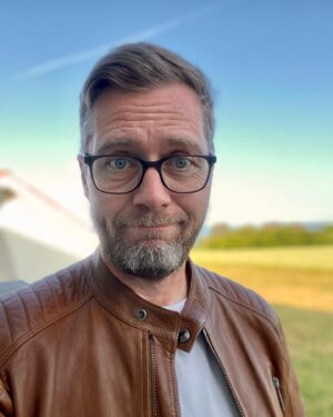Lasse Rimmer Instagram - Hvad har to tommelfingre og har brugt en hel onsdag på at føle sig som verdens dummeste gammelfar? This guy! Jeg havde ombooket færge til Bornholm fra tirsdag til onsdag… og liiige glemt, at det var 10.30 tirsdag, men 8.30 i dag. Så jeg kørte hjemmefra kl 9 for at sidde som et stykke menneskekolesterol i tjek-ind-arterien, da maskinen ikke ville kendes ved mit bookingnummer. Nå. 10 timer og en dag brugt i Ystad senere er jeg fremme. Swipe for at se, hvor jeg bruger min torsdag på Folkemødet. Det’ mit niende af slagsen, og jeg glæææder mig.
