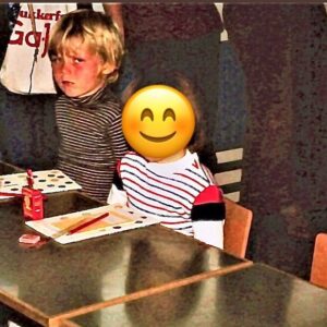 Lasse Rimmer Instagram - Forleden fik jeg en besked fra en kvinde, der havde hørt mig fortælle i Fuhlendorffs “Hva Så”-podcast om mine barndomsår i Qasigiannguit i Grønland. “Så DU var den Lasse , jeg sad ved siden af i skolen?” Og fandme også et medsendt billede af hende og en 6-årig Lasse på første skoledag i første klasse. Det er sgu ret heldigt for mit arbejdsliv, at jeg har fået et mindre anstrengt forhold til kameraer siden 1978.