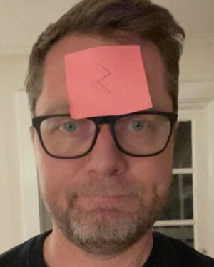 Lasse Rimmer Instagram - Hedvig tilbød at lave et fastelavnskostume til mig.

Hun er enten et geni eller håbløst doven.