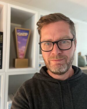 Lasse Rimmer Instagram - “Hey Lasse? Spoiler du ikke lige, hvem der tager trofæet hjem i det der ‘Roasted - Verdens Sjoveste Ferie’?” Aldrig! Du må sgu selv se det på @primevideodk