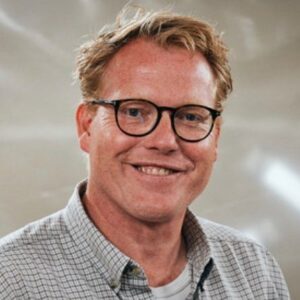 Lasse Rimmer Instagram - Ja tak til Doktor Klein. Eller Sebastian Pjuskebusk. Eller… I kender ham. Stormester 6 er fuldt besat. Æv, hvor jeg glæder mig.