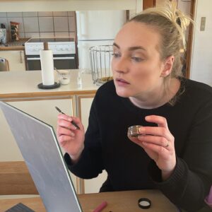 Lasse Rimmer Instagram - Hvordan man ved, at ens hustru er influencer? Hun bruger 25 minutter på at lægge fuld make-up før en gåtur i skoven.