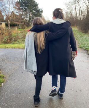 Lasse Rimmer Instagram - Man vokser altså aldrig fra hjemmelavede gaver. De her to er allerede julens bedste. Og jeg har selv været med til at lave dem. Lidt, i hvert fald. God forhåndsjul til dig og til alle du holder af.