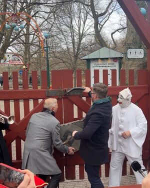 Lasse Rimmer Instagram - I dag fik jeg lov til at åbne Bakken sammen med Pjerrot (den RIGTIGE Pjerrot, ikke ham den ordløse dansetrold fra Tivoli, den efteraber) og Bakkens direktør, Ole.

Hvis jeg døde i morgen, så ville mit liv være fuldendt efter i dag.